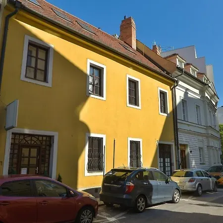 Hotel Bluebell Pressburg